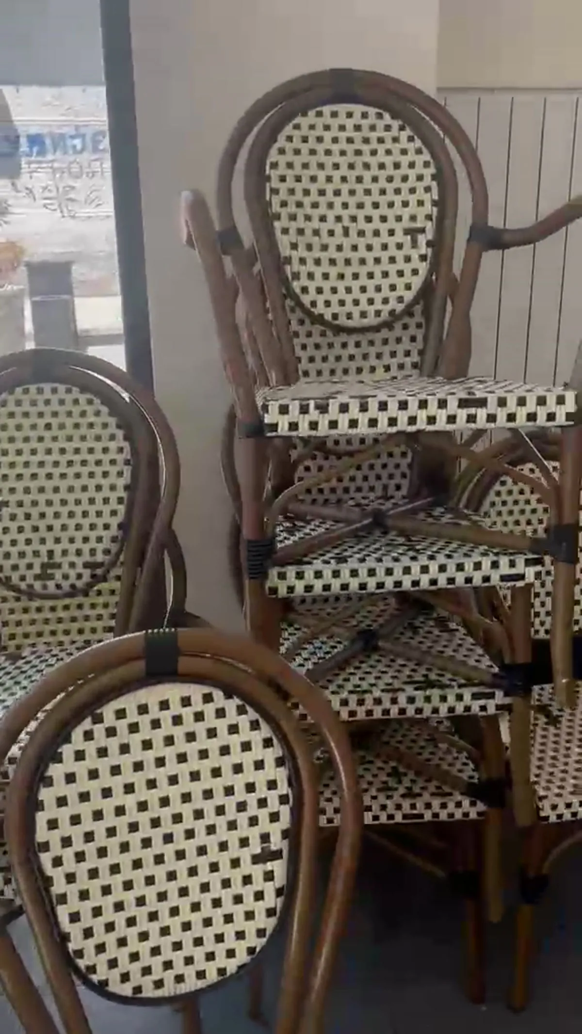 Hitna selidba kafića Dorćol Vračar - stolice i inventar