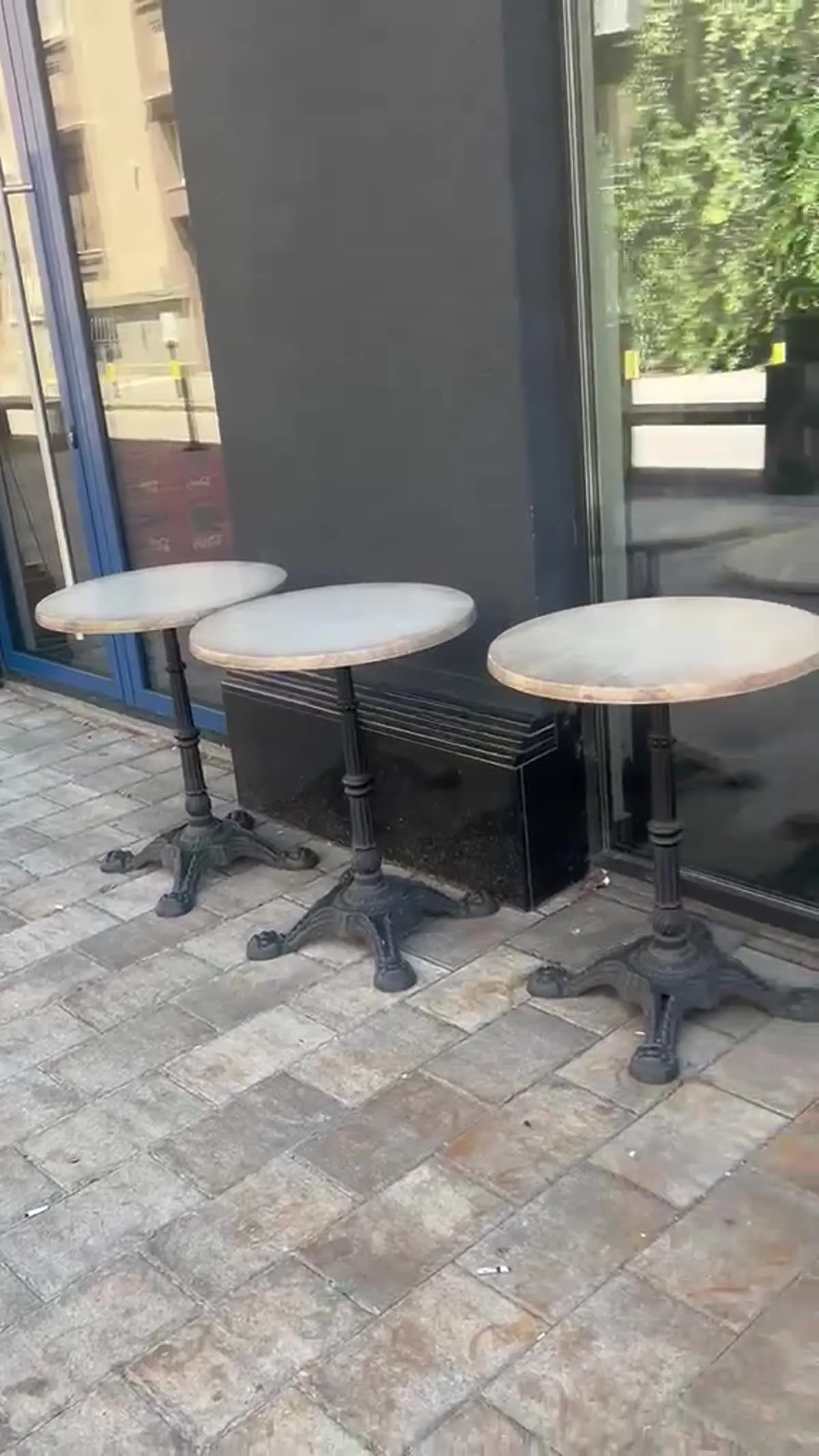 Stolovi ispred kafića spremni za selidbu