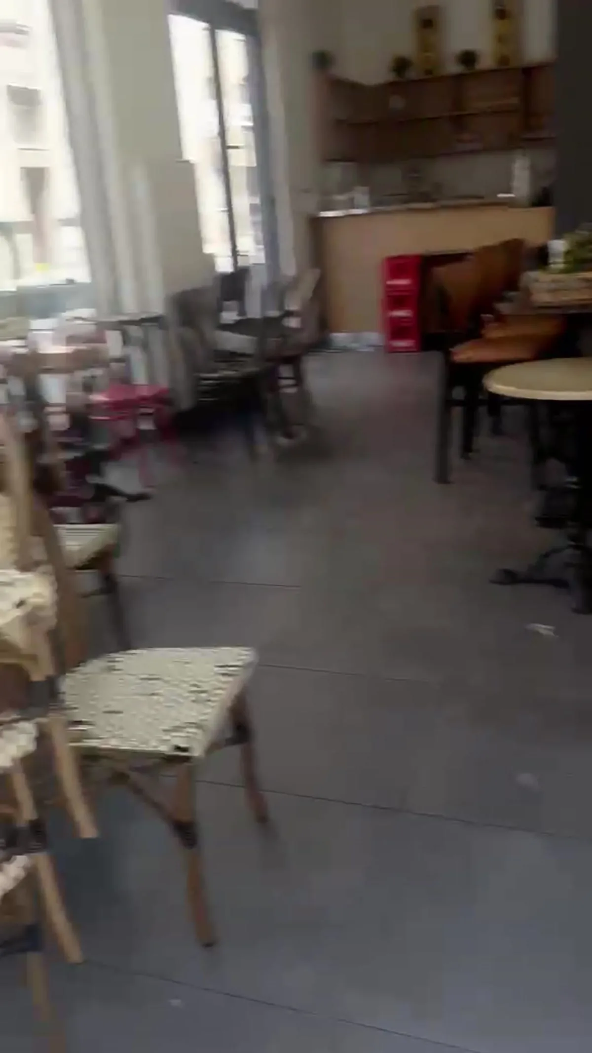Unutrašnjost kafića tokom hitne selidbe