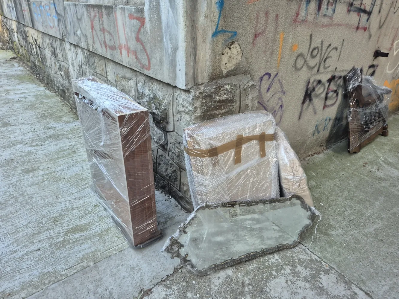Ogledalo i komode zaštićeni za transport