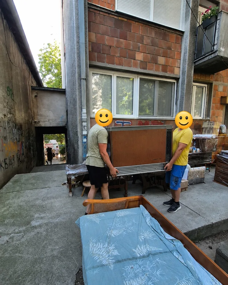 Radnici iznose veći komad nameštaja na Miljakovcu