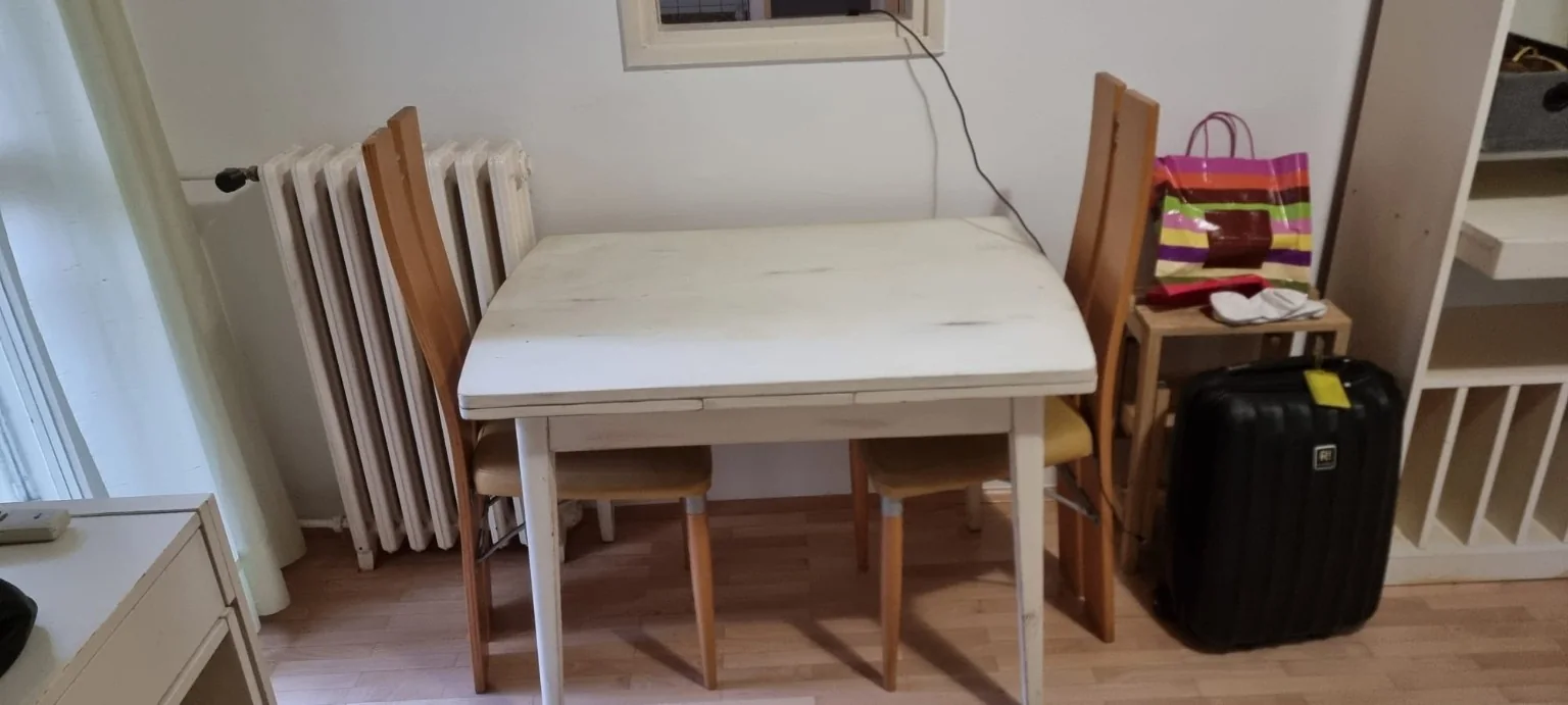 Sto i stolice pre odnošenja sa Banovog brda.