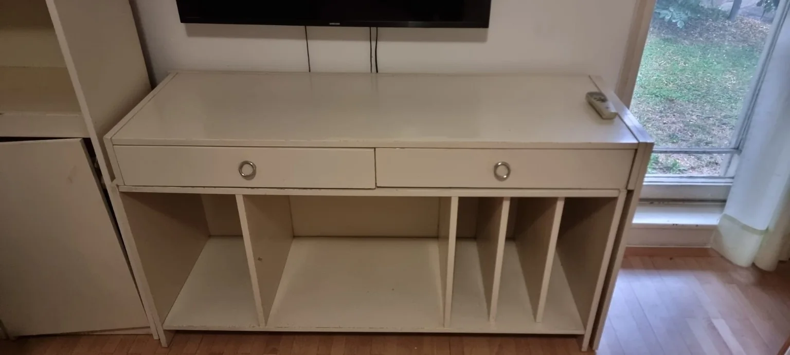 TV komoda pre demontaže i iznošenja.